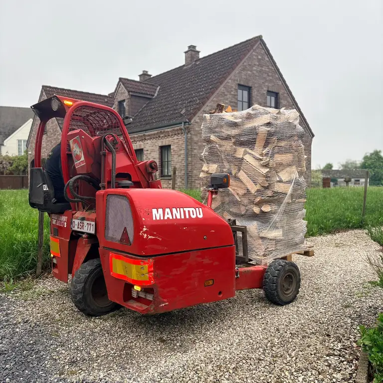 Palette de bois de chauffage livrée devant une maison en Hainaut