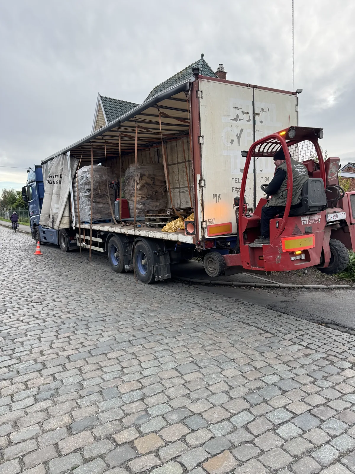 Livraison de bois de chauffage en Hainaut