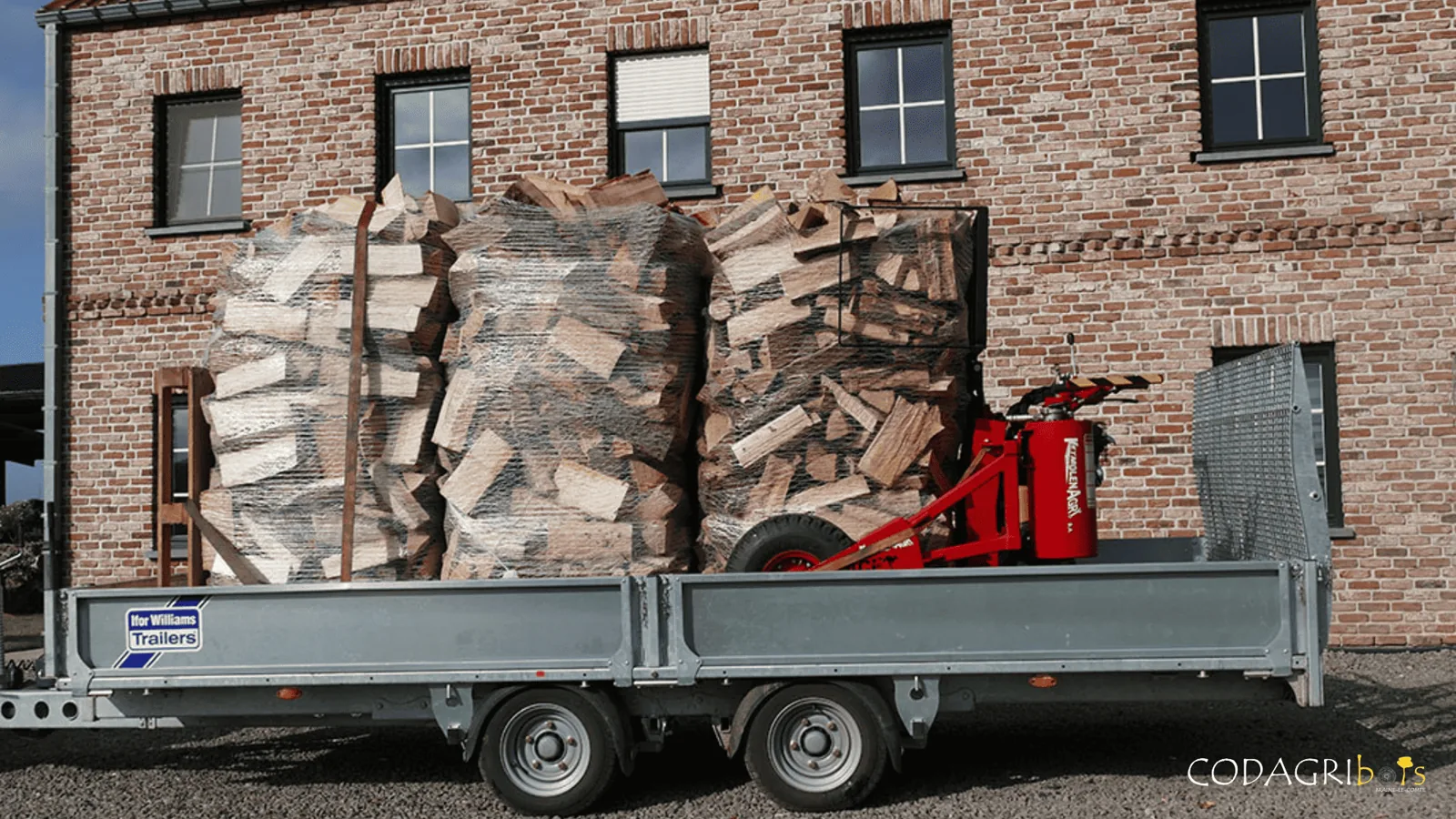 Remorque chargée de box de bûches devant un client